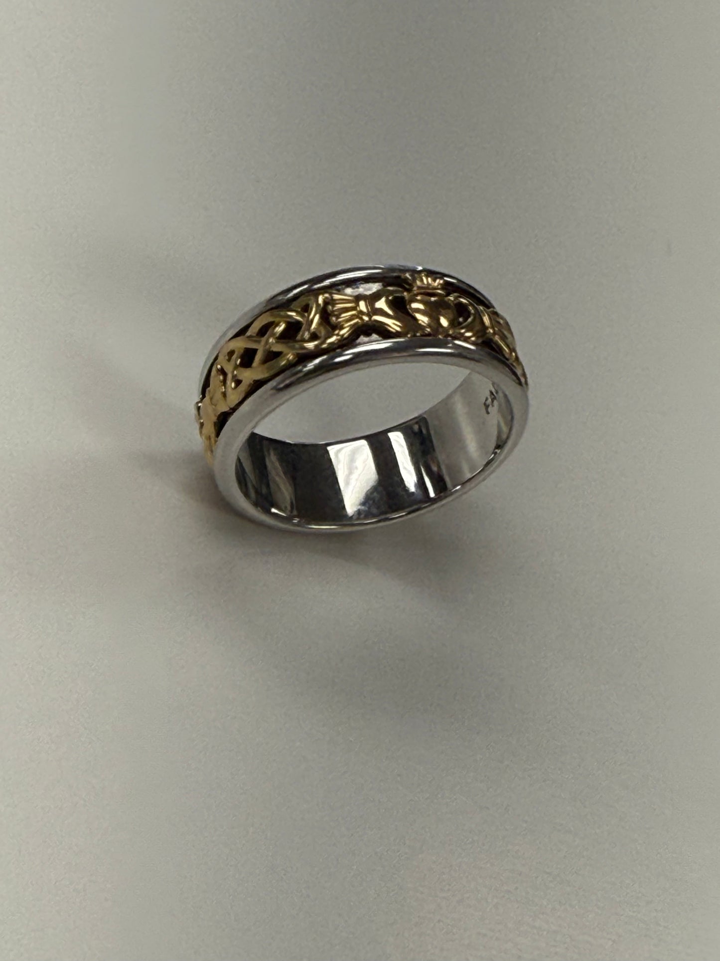 10K Fado two tone Claddagh Celtic Knot Band R124