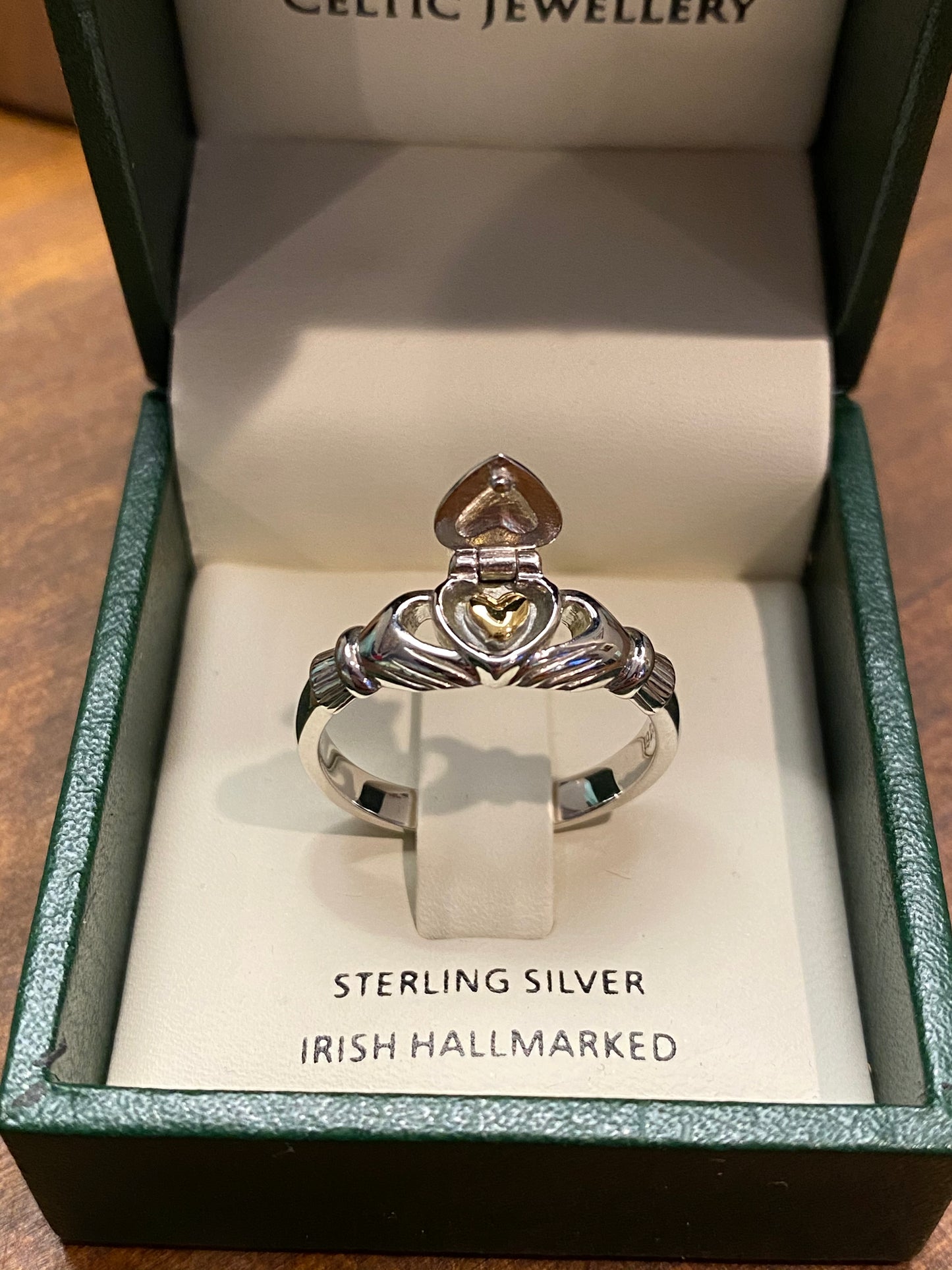 Anu a3000 claddagh with gold heart inside