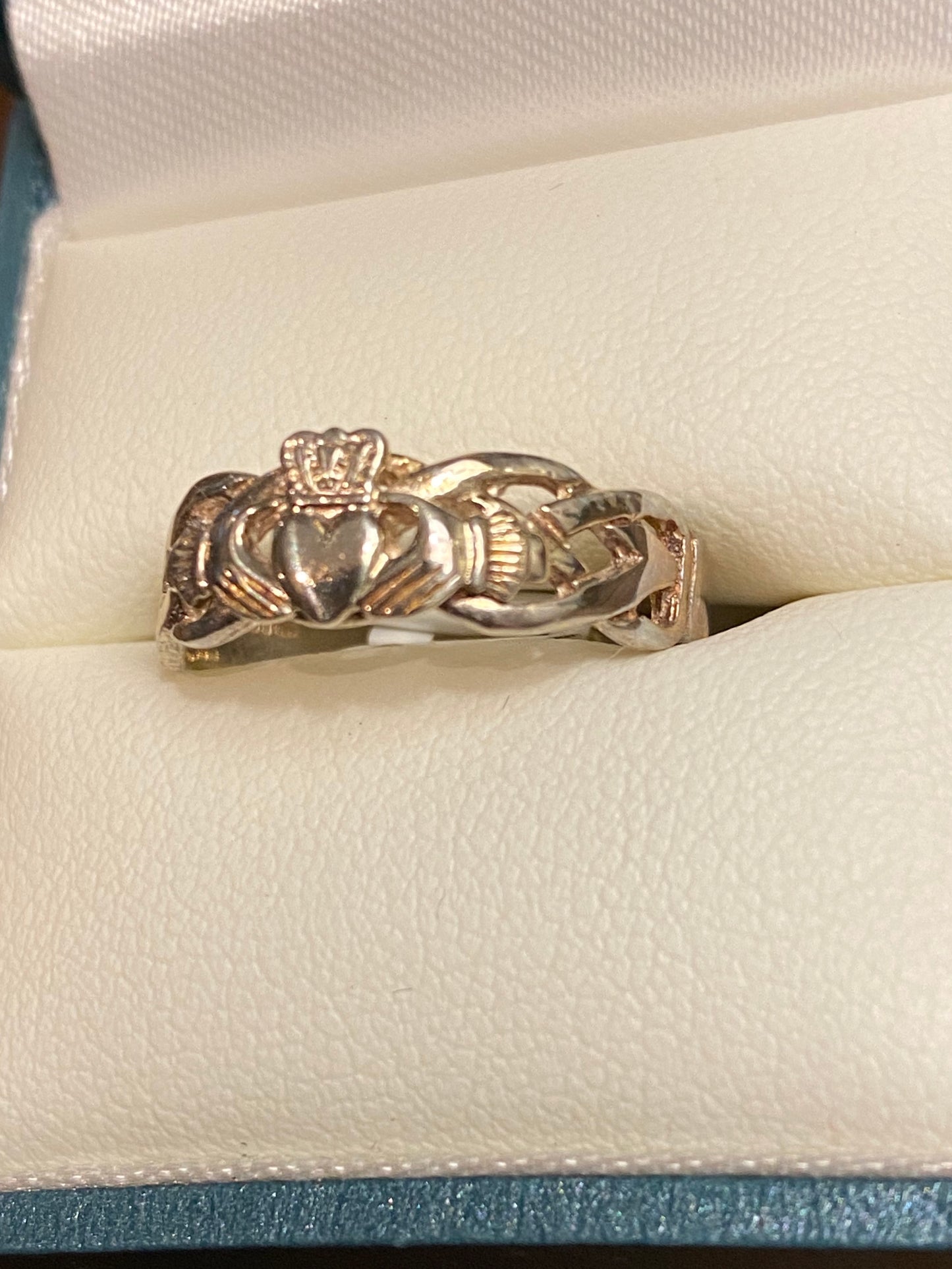 Facet silver Celtic band with claddagh 263c