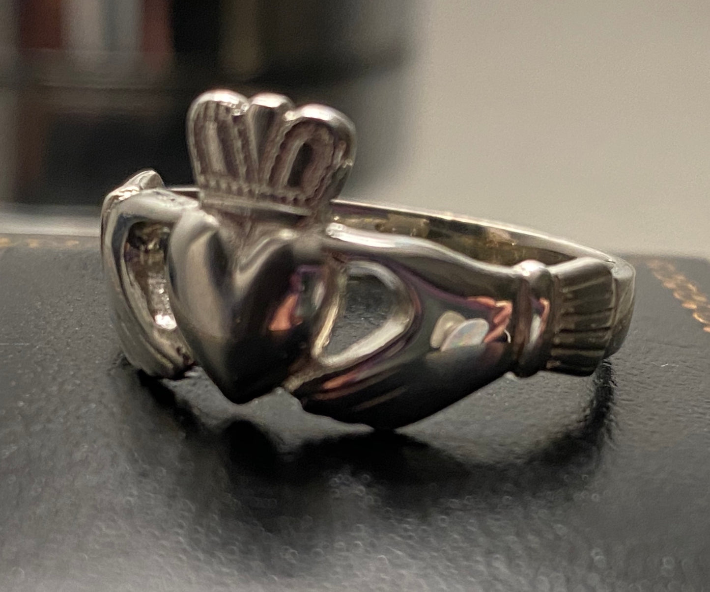 Silver gents claddagh SCL525