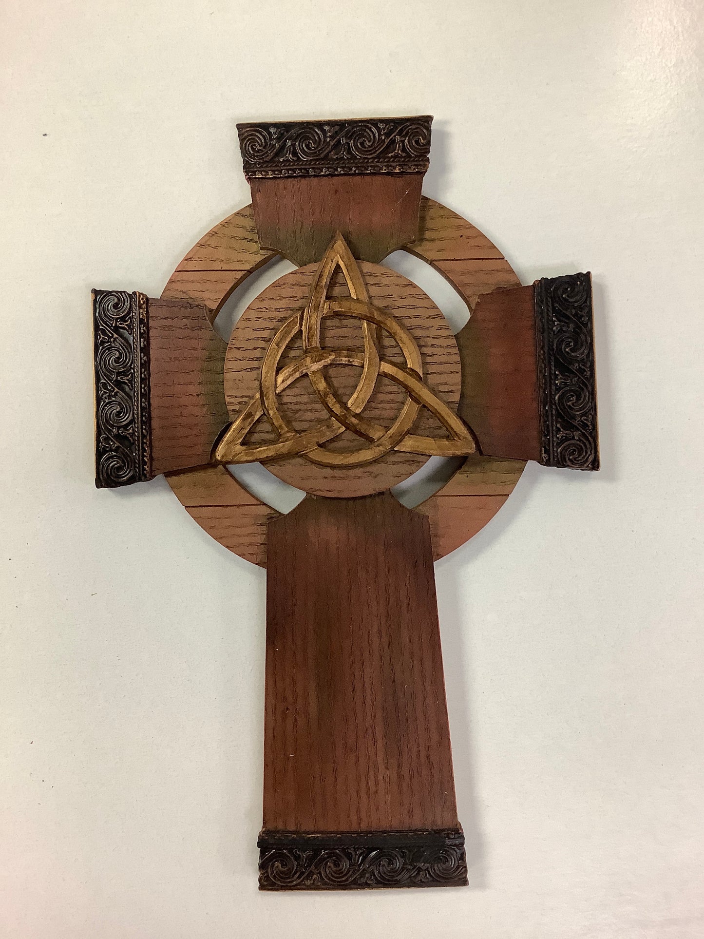 Trinity knot wall cross
