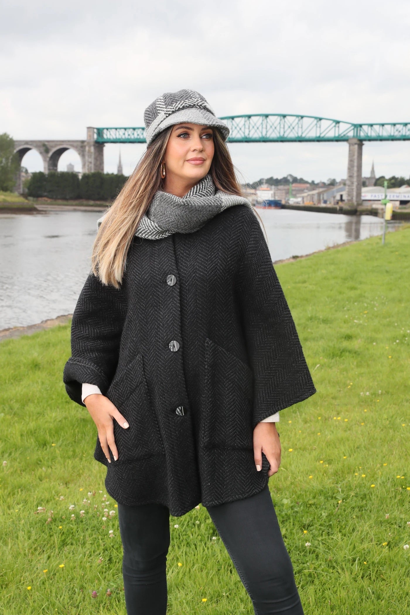 Tina cape Killybegs natural black