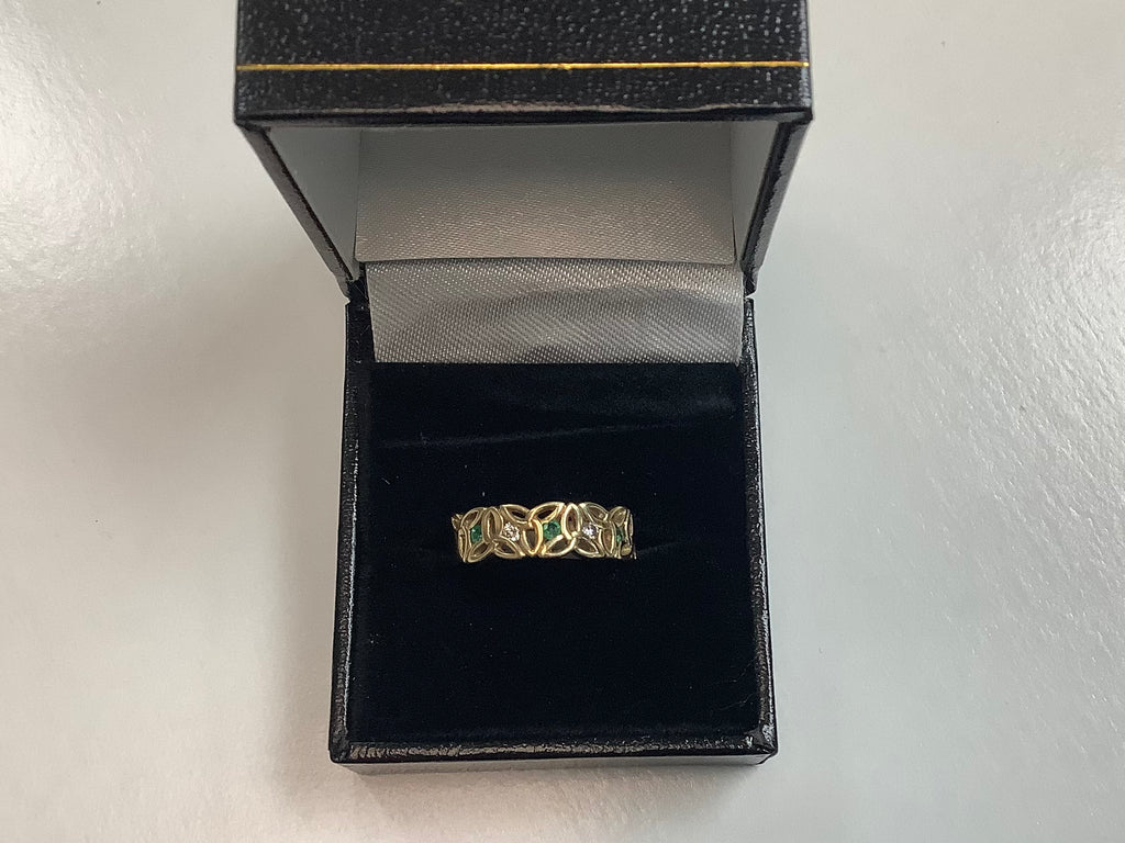 14K Trinity ring with diamonds and emerald Size 6