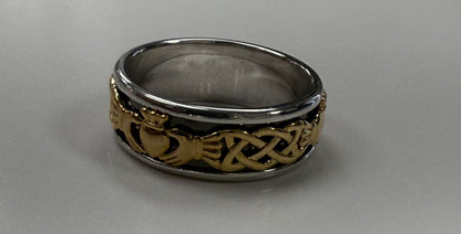 10K Fado two tone Claddagh Celtic Knot Band R124