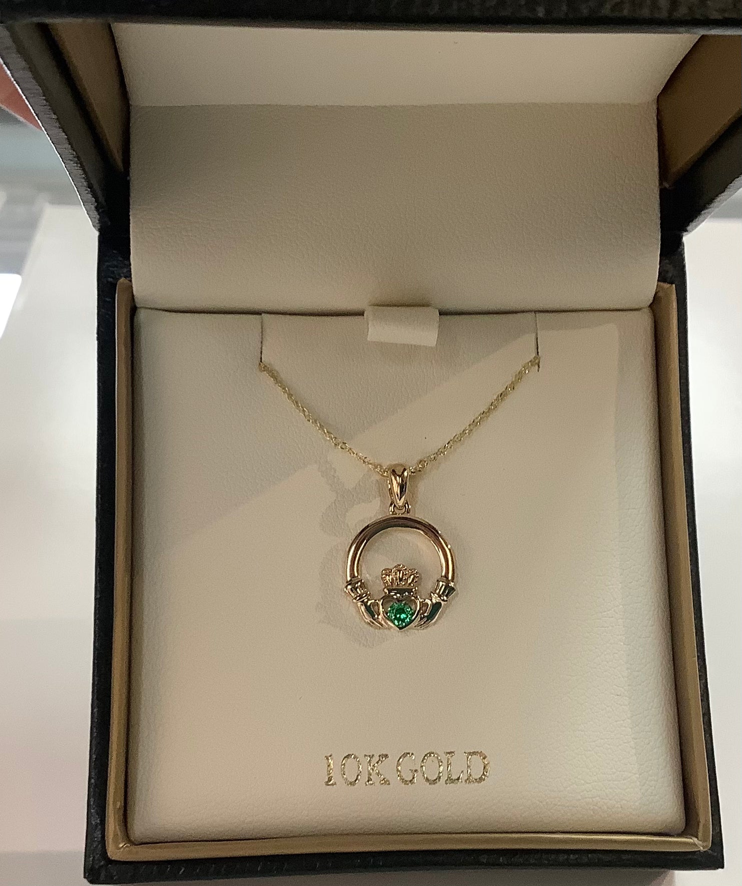 10K Claddagh with Emerald heart S47025
