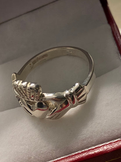 Gents silver claddagh R331