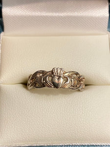 Facet silver Celtic band with claddagh 263c