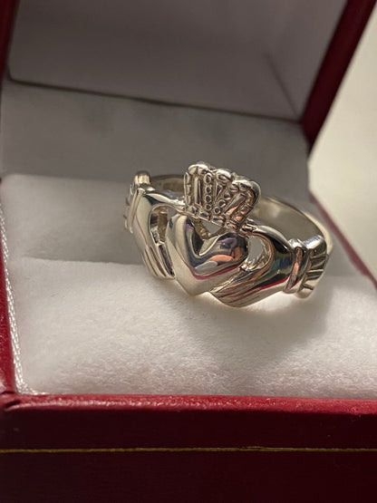 Gents silver claddagh R331