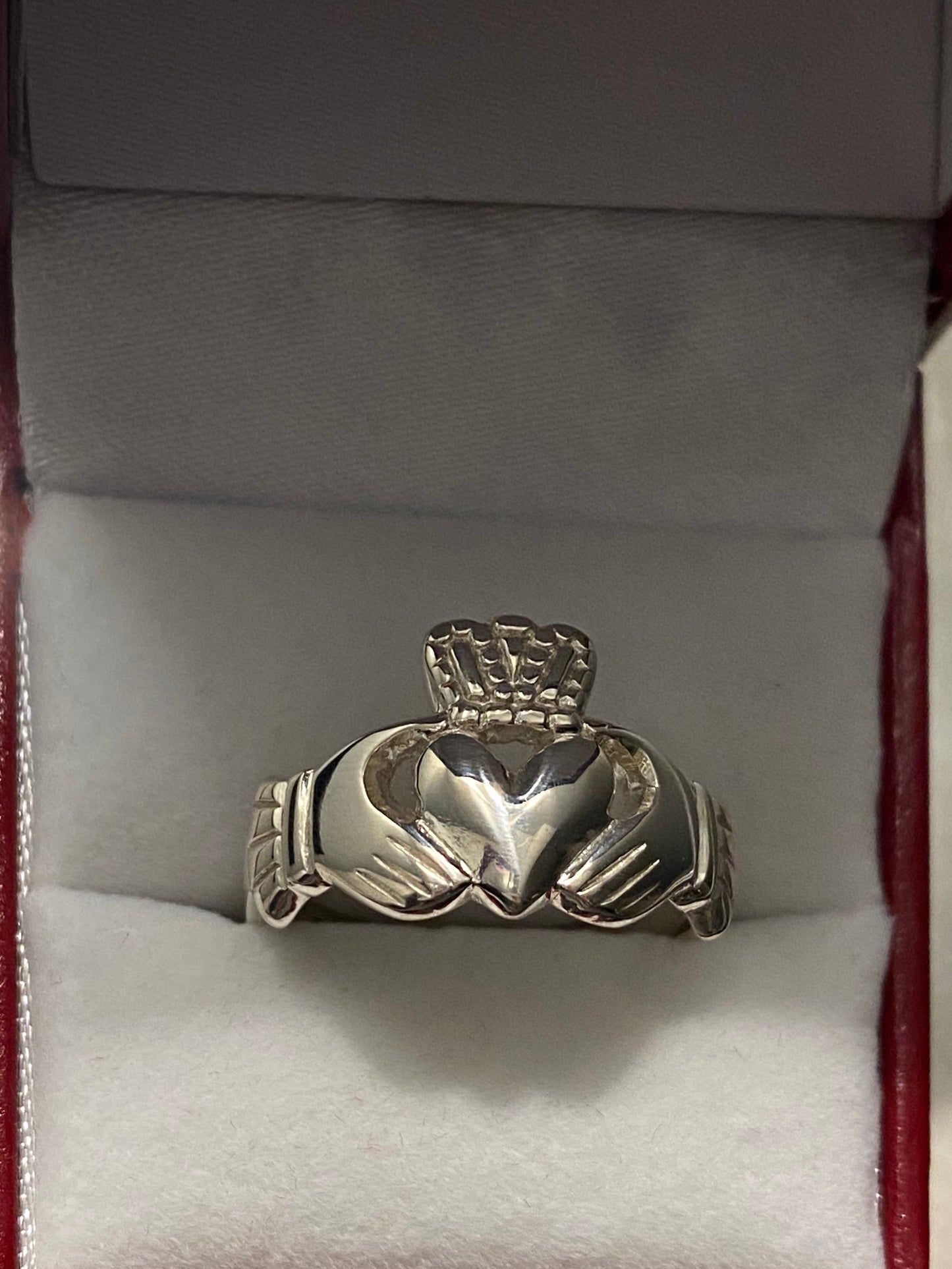 Gents silver claddagh R331