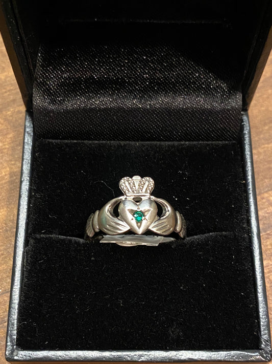 S0225C facet claddagh with small emerald