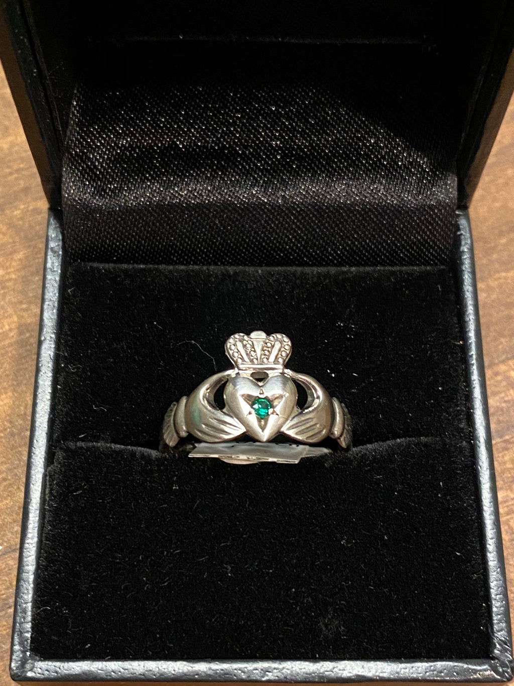 S0225C facet claddagh with small emerald