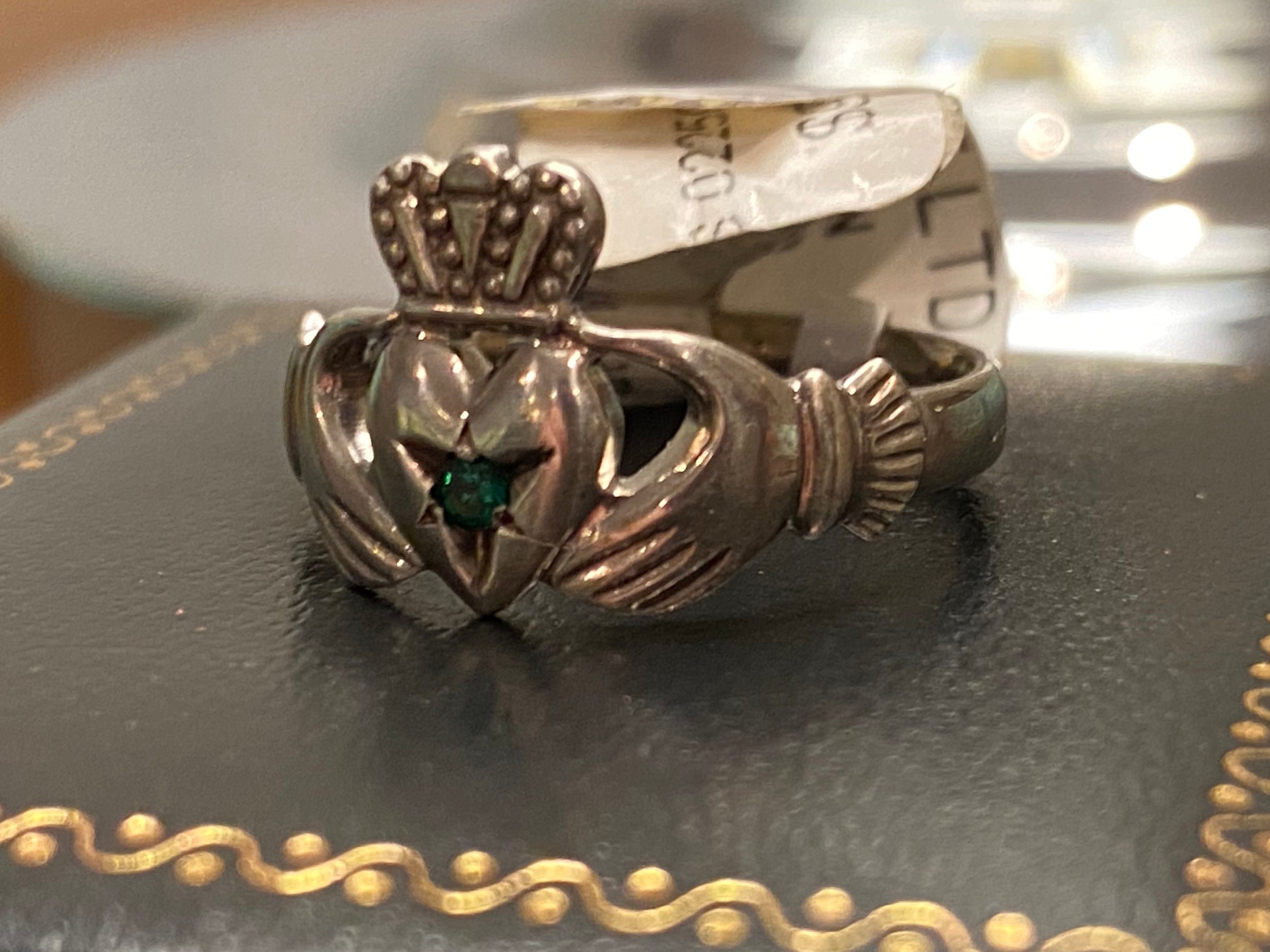 S0225C facet claddagh with small emerald