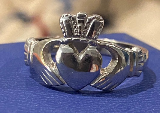 Ogham 10k white gold claddagh size 9.5