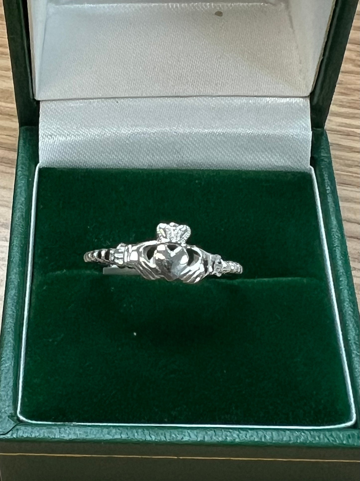 10K White Gold Beaded Claddagh 375w