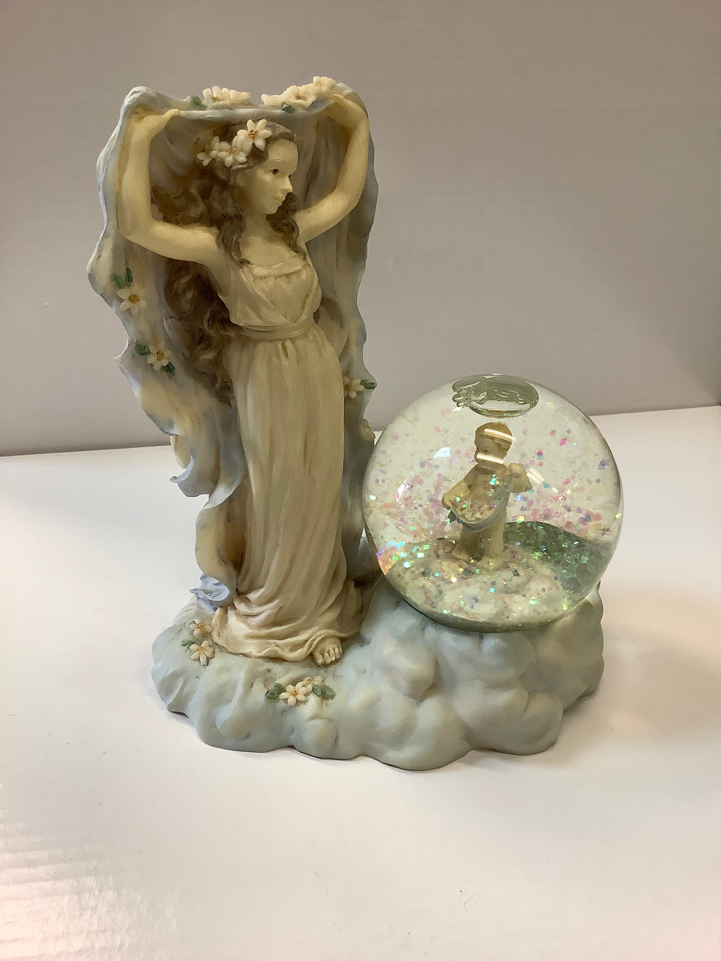 Angel with child in globe 2706