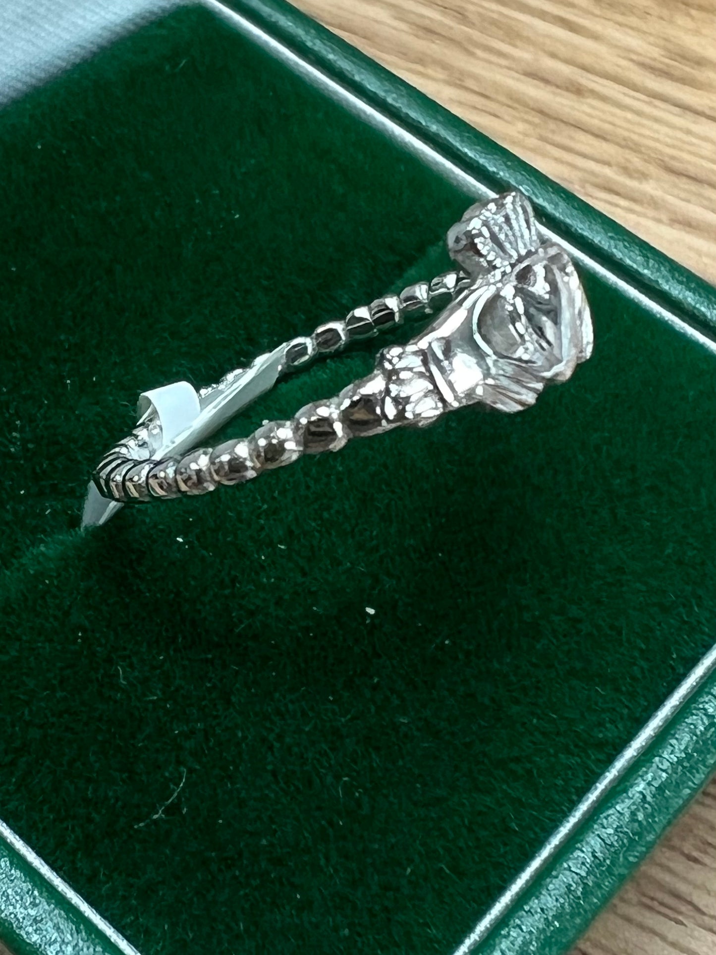 10K White Gold Beaded Claddagh 375w