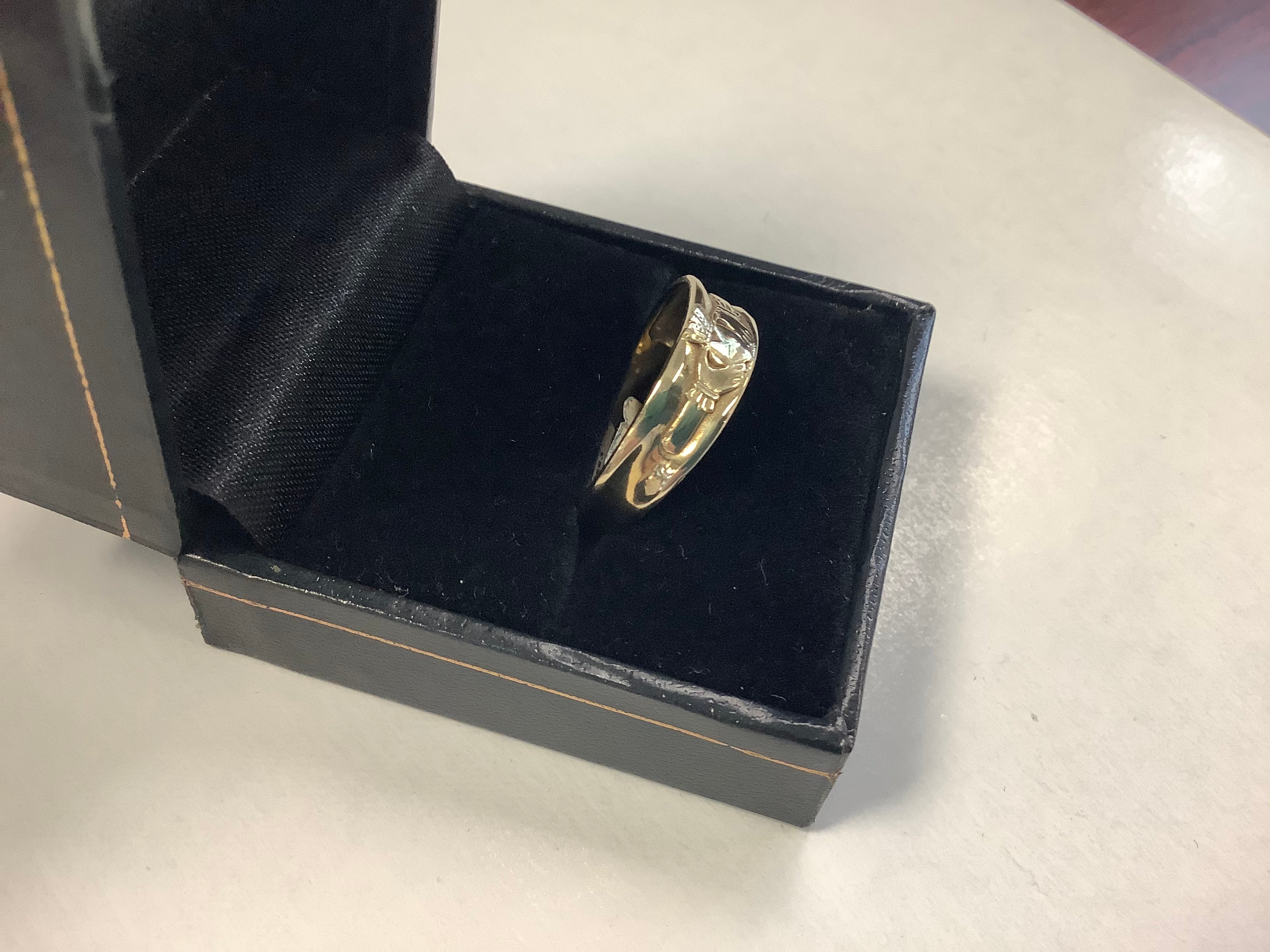 14k yellow gold claddagh band size 10.5  #20